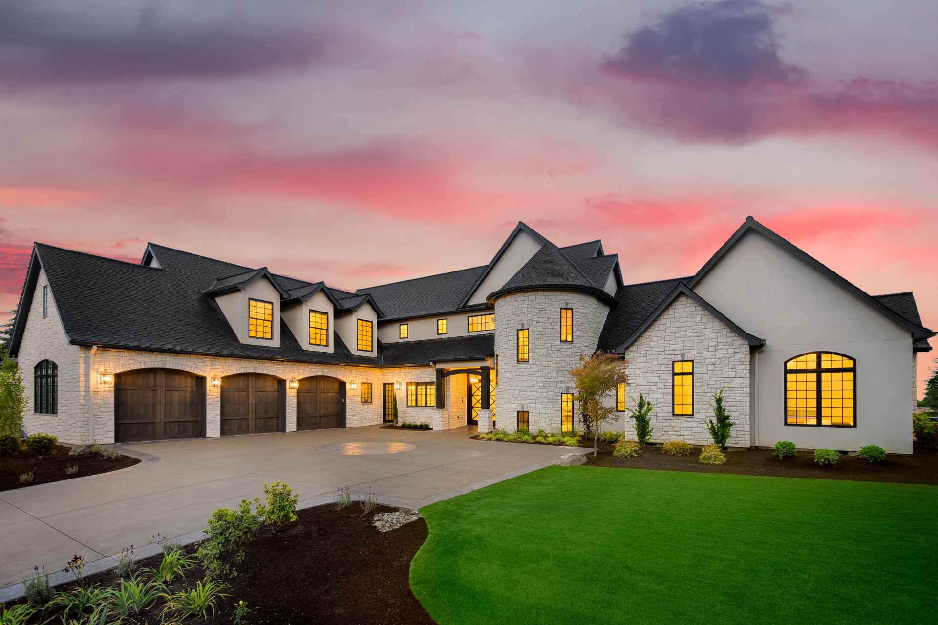Rooflines as Art: How Custom Home Builders Integrate Architectural Roofing Systems